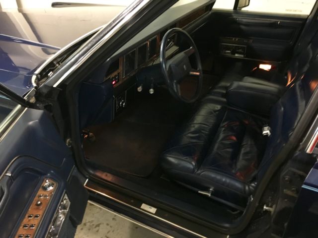 1985 lincoln town car excellent condition 1 owner all original books dark blue