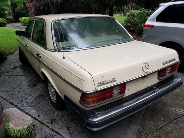 1982 mercedes-benz 300-series sedan white rwd automatic dt