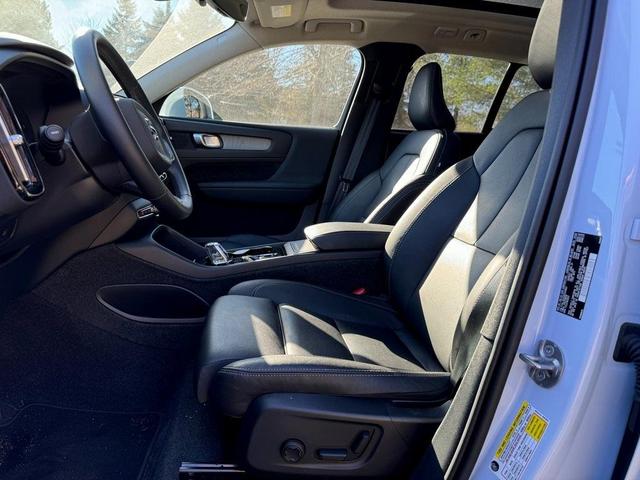 2024 volvo xc40 b5 plus bright theme