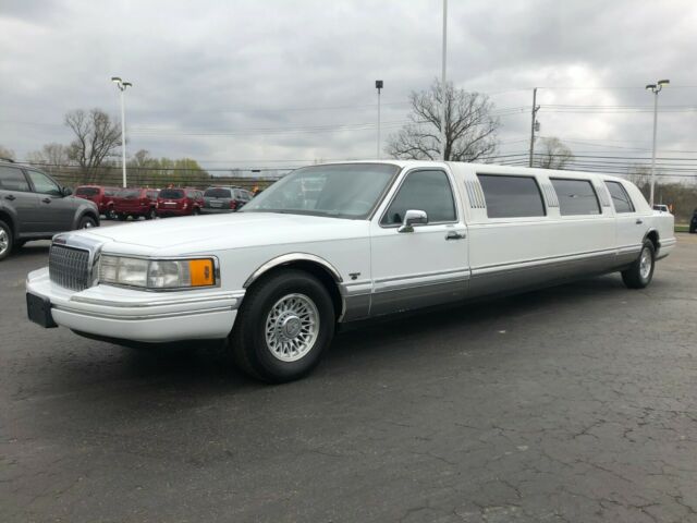 privately owned! 1993 lincoln town car! executive limousine! clean!