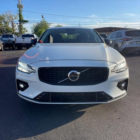 2024 volvo s60 b5 plus dark theme