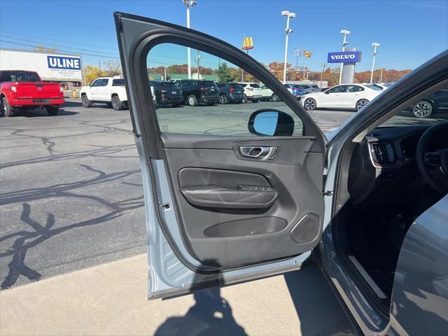 2024 volvo xc60 b5 plus dark theme