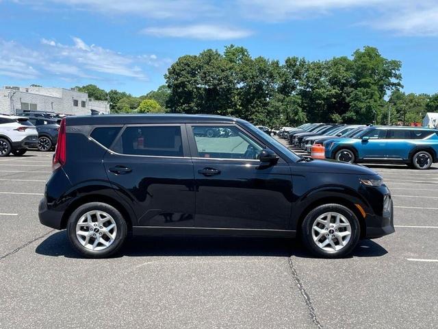 2022 kia soul lx