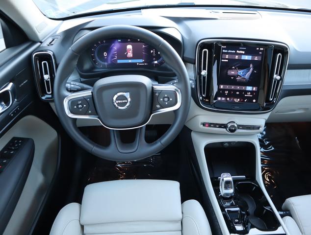2024 volvo xc40 b5 awd ultimate dark theme