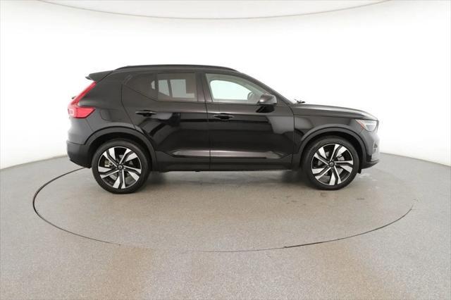 2023 volvo xc40 b5 plus dark theme
