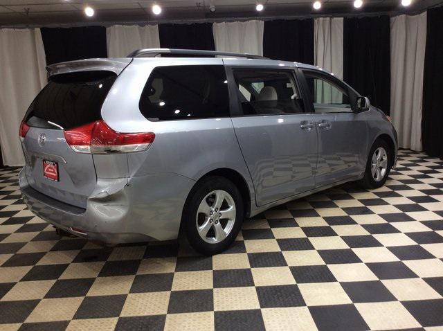 2012 toyota sienna le