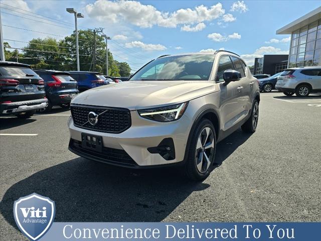 2023 volvo xc40 b5 plus dark theme