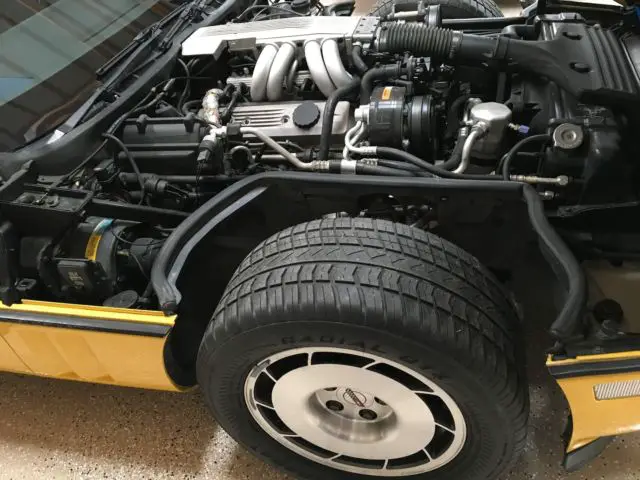 1986 yellow chevrolet corvette base hatchback 2-door 5.7l no reserve