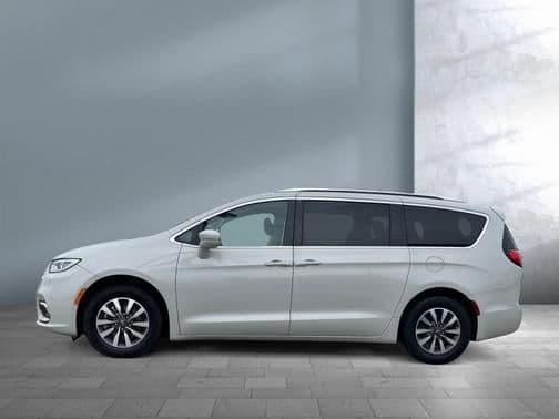 2021 chrysler pacifica touring-l in iowa city, iowa