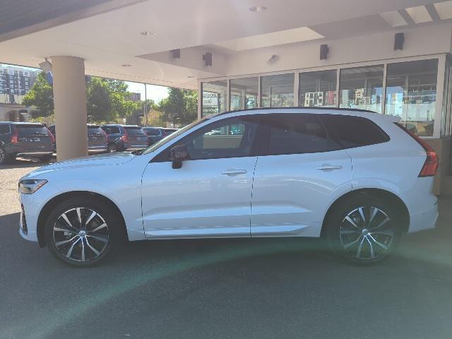 2024 volvo xc60 b5 plus dark theme