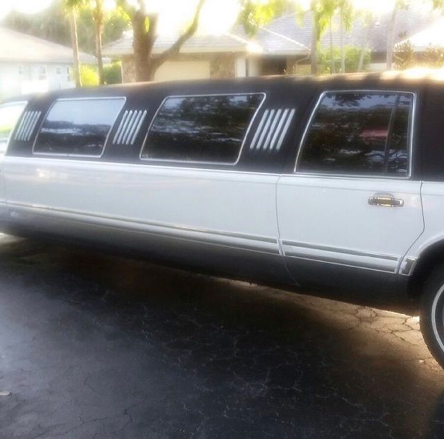 lincoln town car limousine
