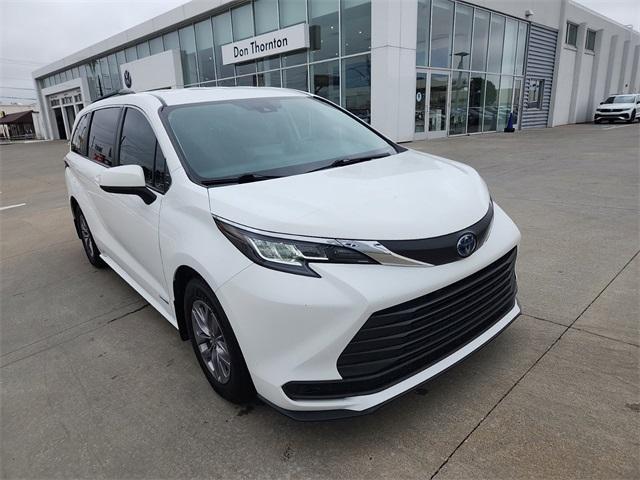 2021 toyota sienna le