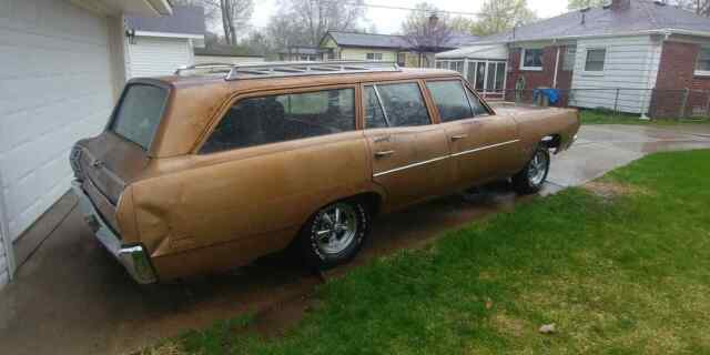 1969 dodge coronet deluxe wagon project car. clean body and frame, complete car