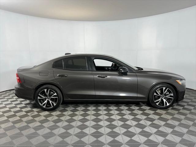 2024 volvo s60 b5 core dark theme