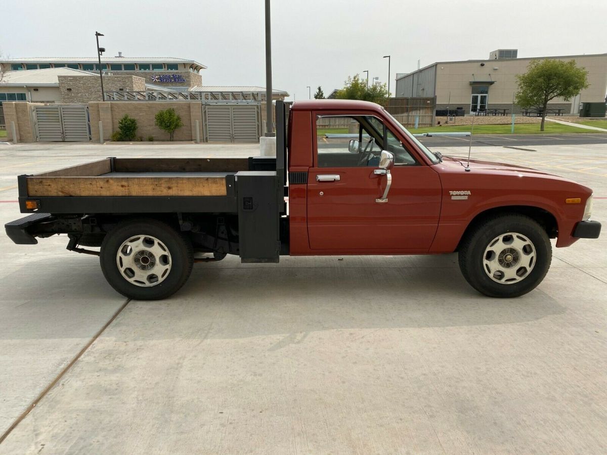 hilux factory diesel very clean garage kept service records runs great no rust