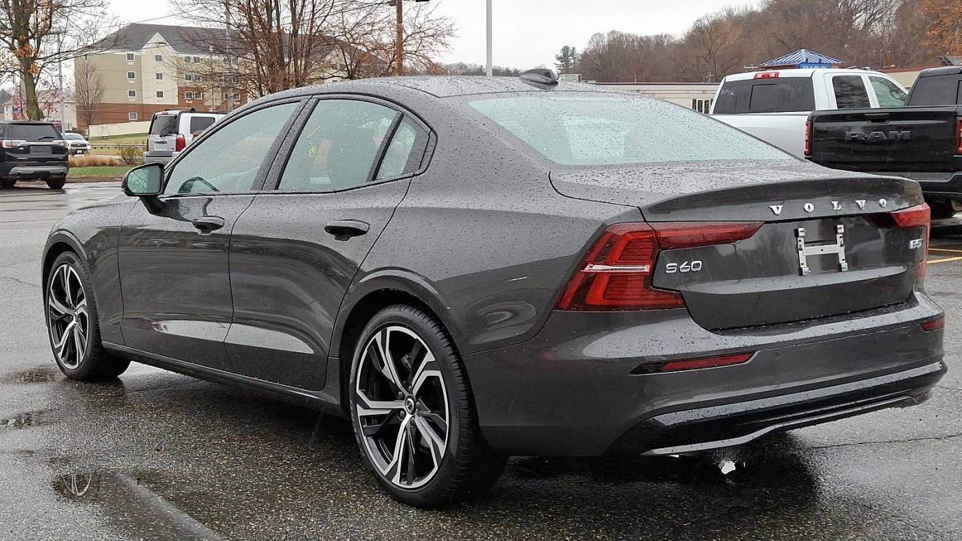 2024 volvo s60 b5 core dark theme