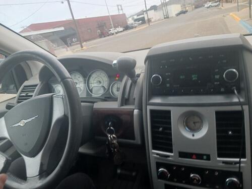 2010 chrystler town and country