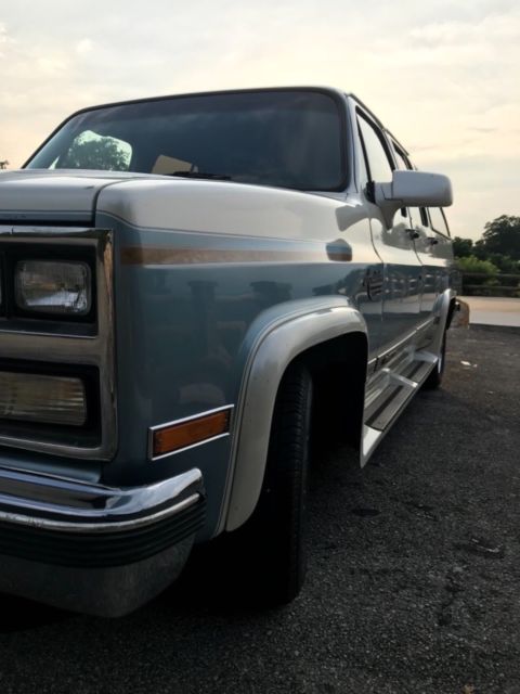 hard to find chevrolet anaheim industries custome suburban silverado. no reserve