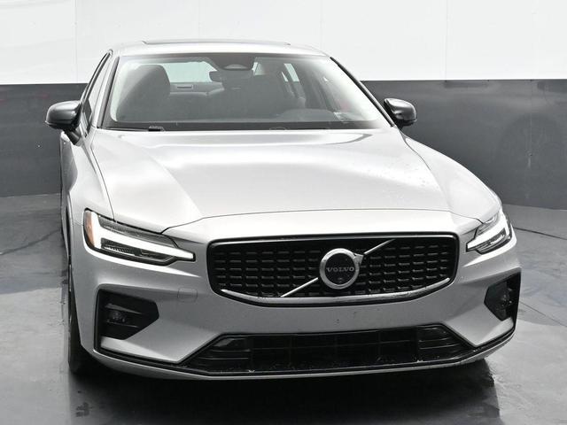 2024 volvo s60 b5 plus dark theme