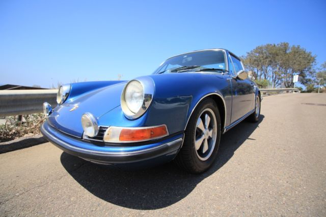 1971 porshce 911s in blue metallic