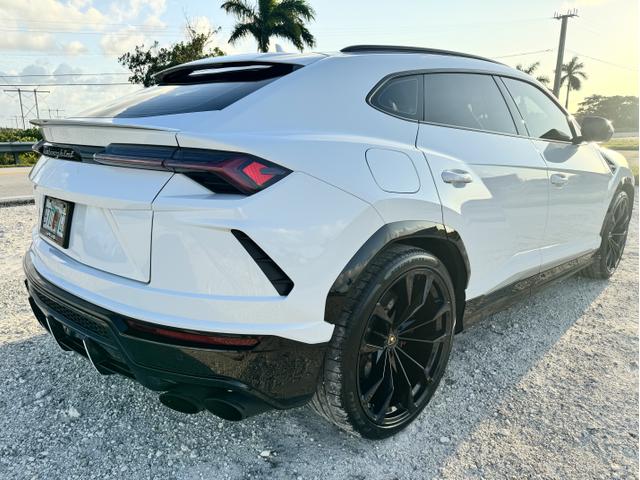2019 lamborghini urus base
