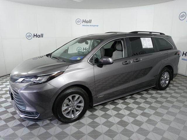 2021 toyota sienna le