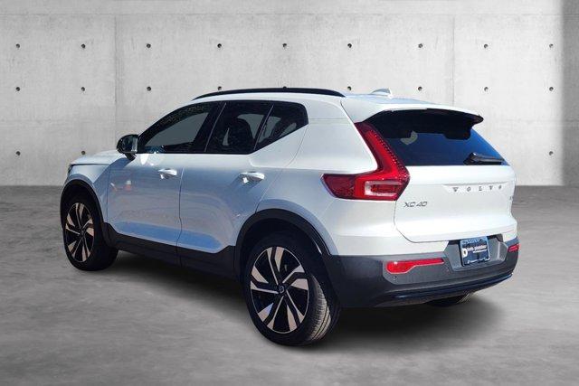 2024 volvo xc40 b5 ultimate dark theme