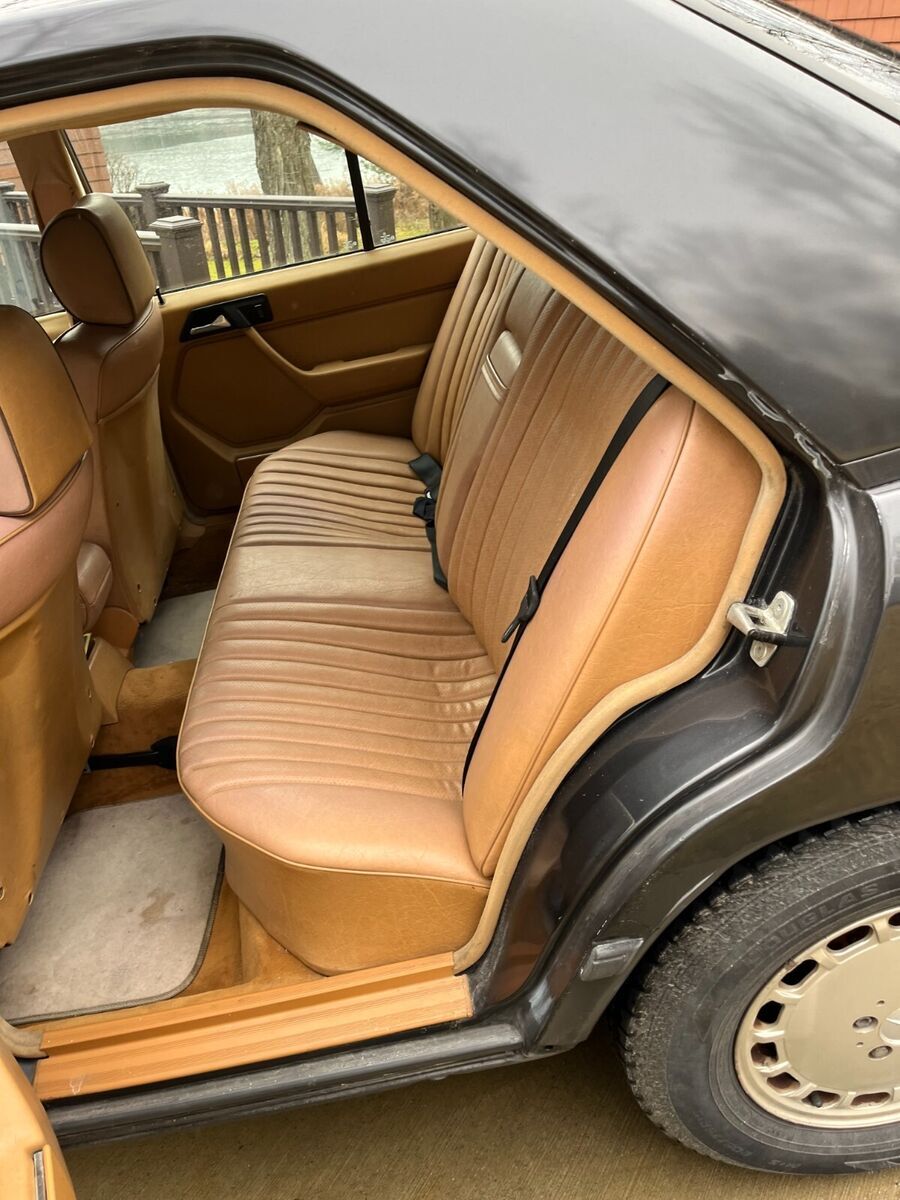 1988 mercedes-benz sedan, 300e