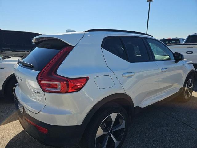 2024 volvo xc40 b5 plus dark theme