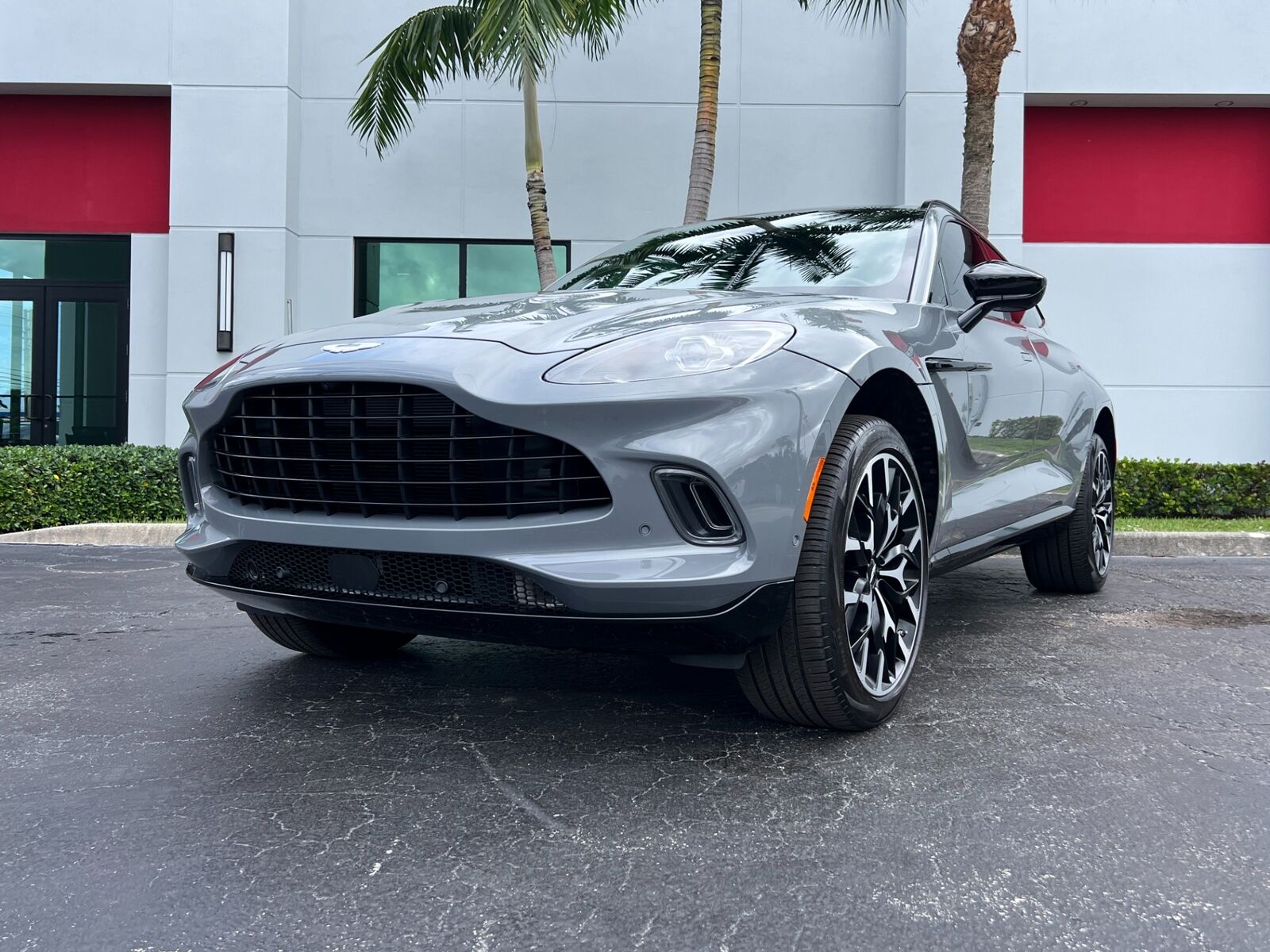 2021 aston martin dbx