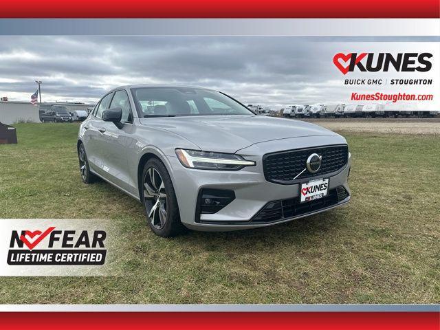 2024 volvo s60 b5 core dark theme