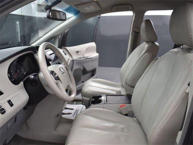 2013 toyota sienna le v6 7 passenger auto access seat in brunswick, ohio