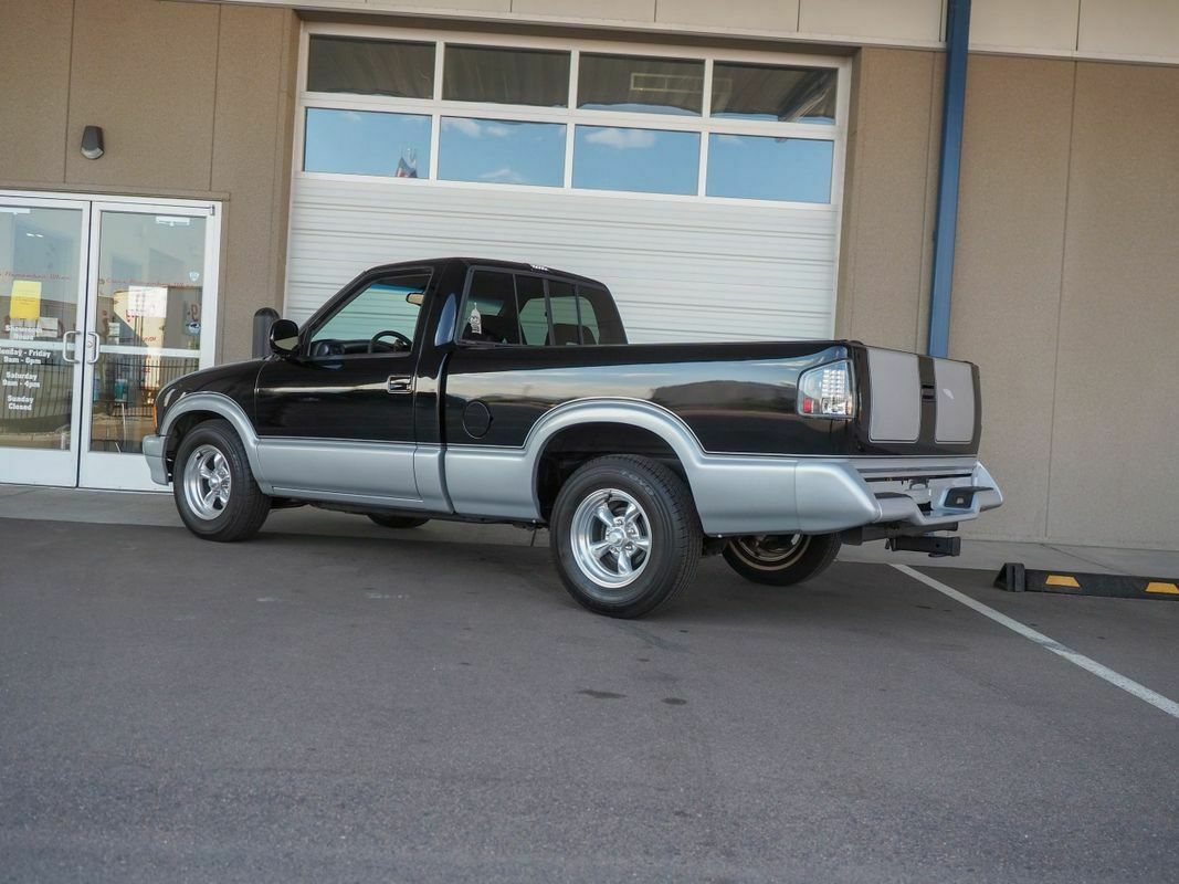 4.3l v6 black