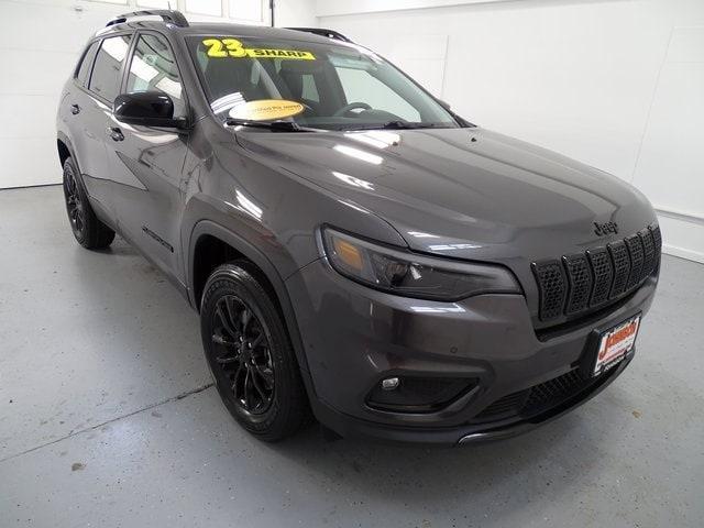 2023 jeep cherokee altitude lux