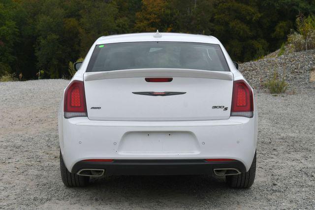 2022 chrysler 300 s