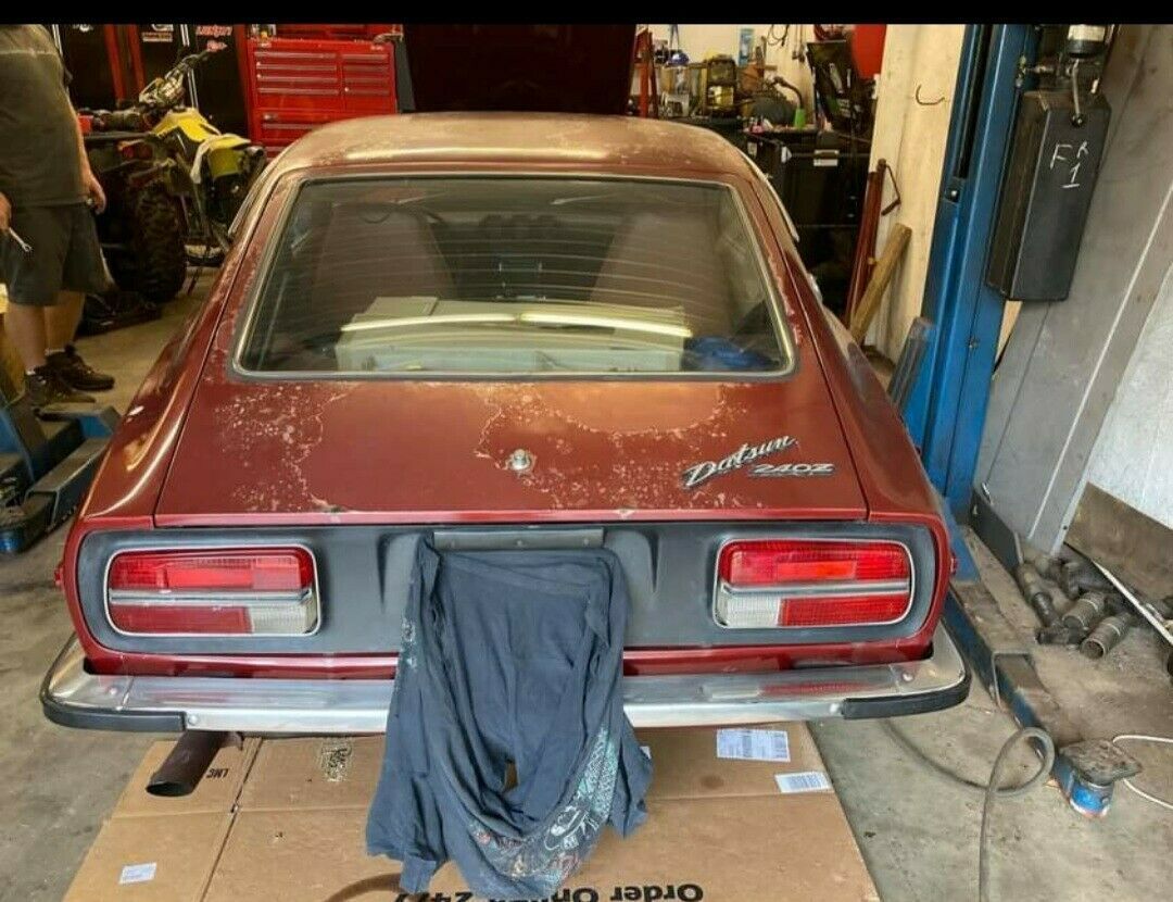 1973 datsun 240z base 2.4l original, not rusty, runs and drives. manual trans !