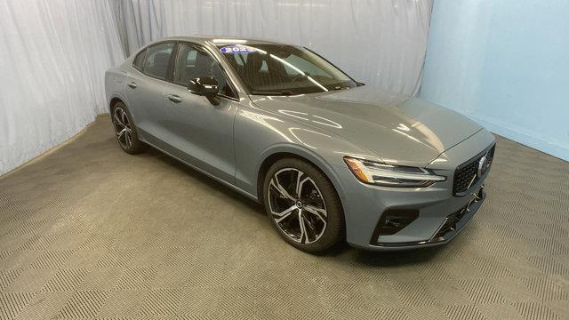 2023 volvo s60 b5 plus dark theme