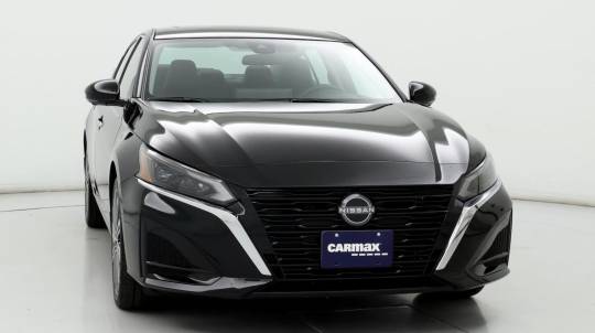 2023 Nissan se