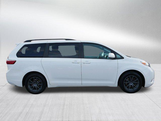 2017 toyota sienna le