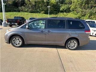 2011 Toyota Sienna xle 8-passenger