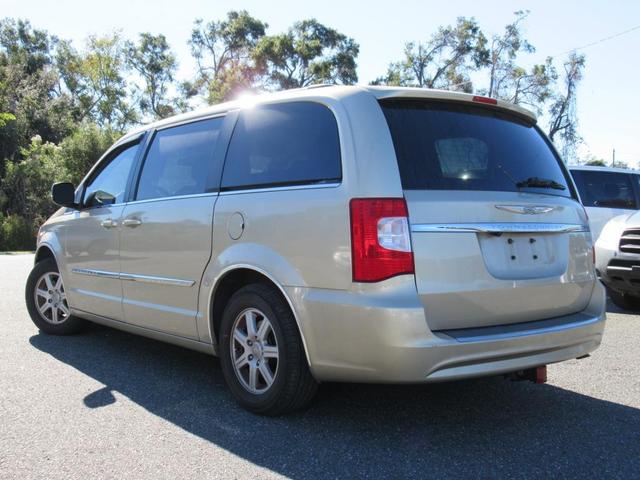 2011 chrysler town & country touring
