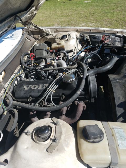 1986 volvo 240 dl white with manual transmission