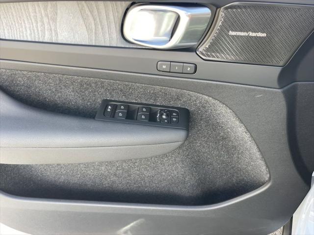2024 volvo xc40 b5 ultimate bright theme