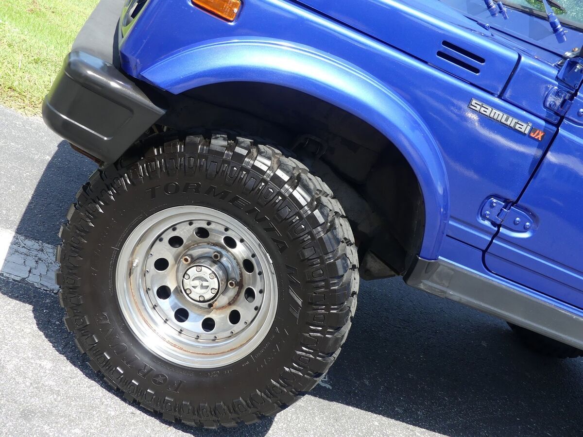 great color combination. 1.3 liter, 5-speed manual. 4x4, black convertible top!
