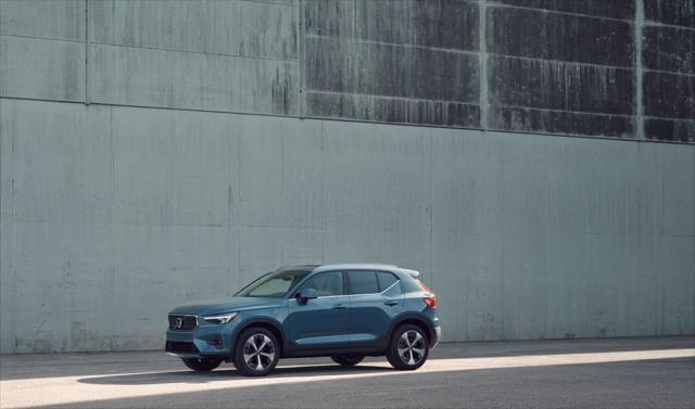 2024 volvo xc40 b5 plus dark theme
