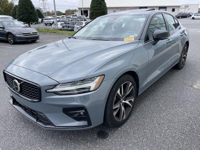 2024 volvo s60 plus dark theme