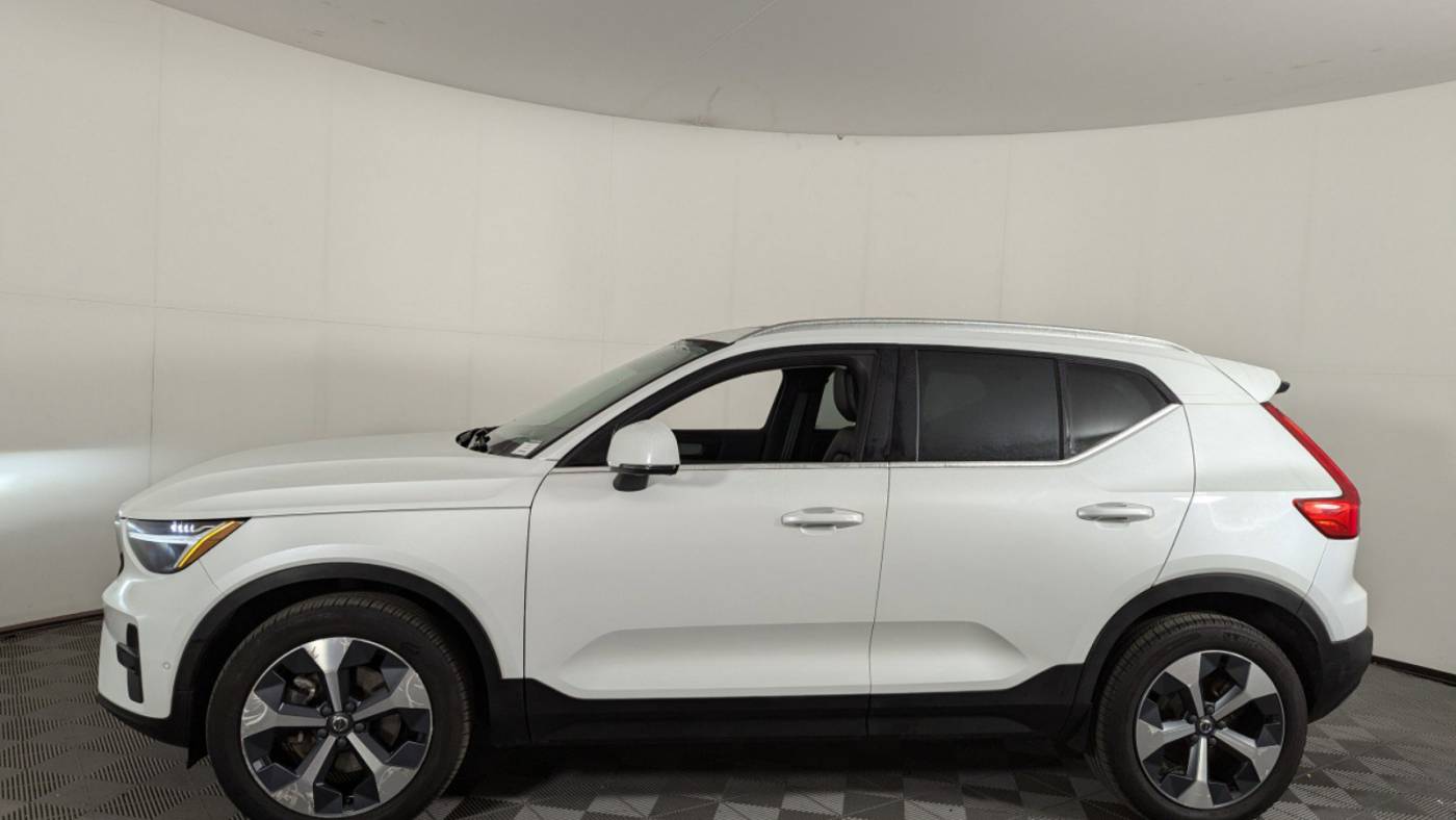 2023 volvo xc40 b5 plus bright theme