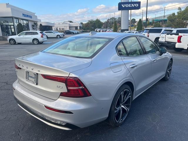 2024 volvo s60 b5 plus dark theme