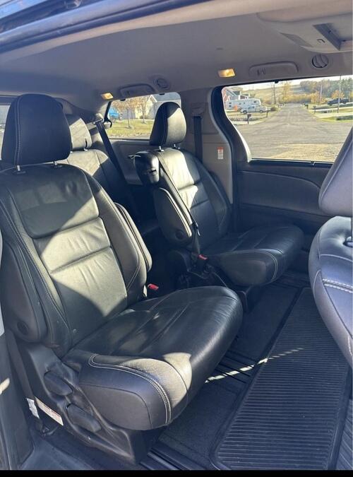 2017 toyota sienna has a split screen dvd player fully loaded