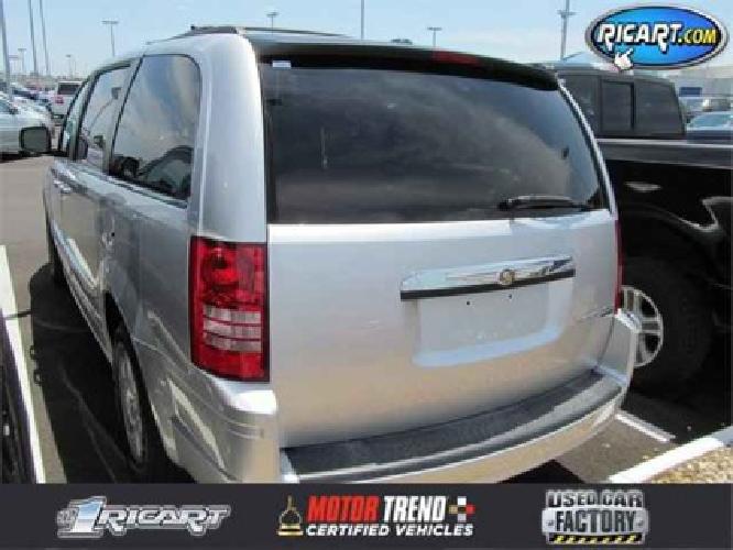 2010 chrysler town & country touring in columbus, oh